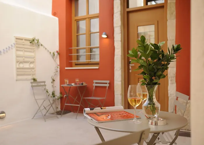 Rethymno (Crete) hotels near Venetian Harbour